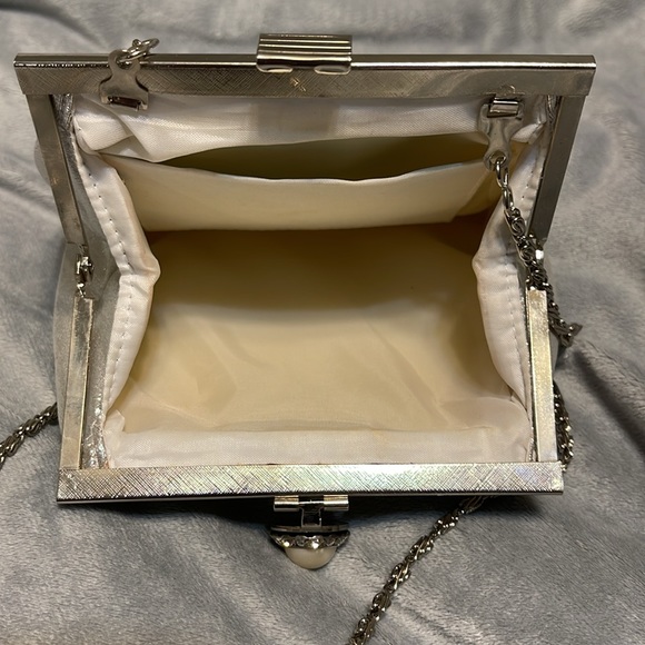 A silver bag - in excellent condition - Picture 3 of 3